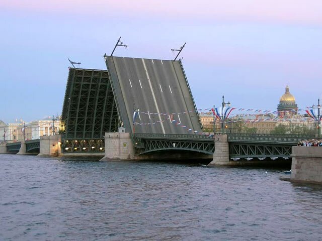 Photo divorced Palace Bridge in St. Petersburg.